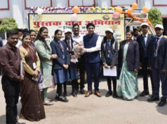 बस्तर में शुरू हुआ पुस्तक दान अभियान, कलेक्टर ने पुस्तक दान रथ को दिखाई हरी झंडी