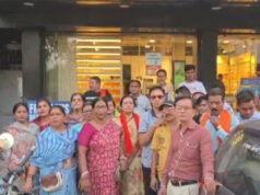 हिंदू भावनाओं को ठेस पहुँचाने का आरोप : हिंदू जागरण मंच ने लेंसकार्ट स्टोर्स के सामने किया प्रदर्शन