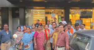 हिंदू भावनाओं को ठेस पहुँचाने का आरोप : हिंदू जागरण मंच ने लेंसकार्ट स्टोर्स के सामने किया प्रदर्शन