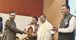 विश्व पशु चिकित्सा दिवस : डॉ. तरुण रामटेके ‘एक्सीलेंस अवार्ड’ से सम्मानित, मंत्री रामविचार नेताम ने थपथपाई पीठ