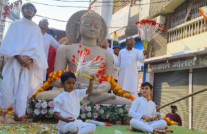 भक्तिमय अगवानी : 700 किमी का विहार कर संस्कारधानी पहुंचे भगवान नेमिनाथ, उमड़ा श्रद्धा का सैलाब