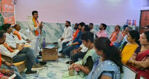 मडोदा पुरैना मंडल भाजपा की बैठक में स्थानीय मुद्दों को मुखरता से उठाने का निर्णय, संगठन कि मजबूती और लाभार्थियों से निरंतर संपर्क में रहने मंडल प्रभारी दिनेश देवांगन ने किया आव्हान