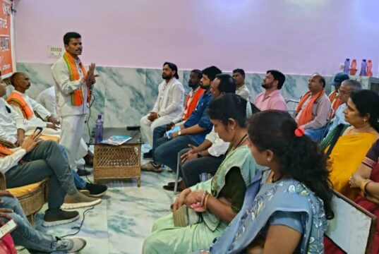 मडोदा पुरैना मंडल भाजपा की बैठक में स्थानीय मुद्दों को मुखरता से उठाने का निर्णय, संगठन कि मजबूती और लाभार्थियों से निरंतर संपर्क में रहने मंडल प्रभारी दिनेश देवांगन ने किया आव्हान