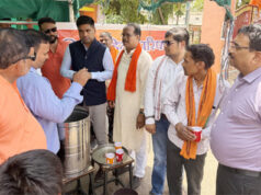 भीषण गर्मी में राहगीरों को मिली राहत, विहिप-बजरंग दल ने पिलाया आम पना