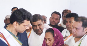 पद्मश्री फुलबासन बाई से मिले कांग्रेस नेता, बोले-प्रदेश में कानून व्यवस्था चरमराई, गृहमंत्री को जनता की चिंता नहीं