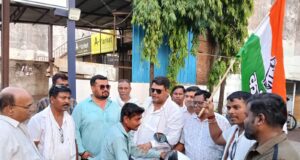 महावीर चौक में कांग्रेसजनों का आक्रामक प्रदर्शन, आम लोगों से संवाद कर गिनाईं महंगाई की मार