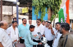 महावीर चौक में कांग्रेसजनों का आक्रामक प्रदर्शन, आम लोगों से संवाद कर गिनाईं महंगाई की मार