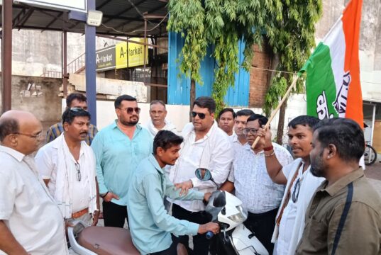 महावीर चौक में कांग्रेसजनों का आक्रामक प्रदर्शन, आम लोगों से संवाद कर गिनाईं महंगाई की मार