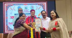 अंतर्राष्ट्रीय काव्य सम्मेलन : राजनांदगांव की साहित्यकार आभा श्रीवास्तव रायपुर में सम्मानित
