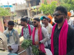 अघोषित बिजली कटौती के विरोध में विद्युत विभाग को बेशर्म का गुलदस्ता देने पहुंचे शमसुल, पुलिस से हुई झूमाझटकी