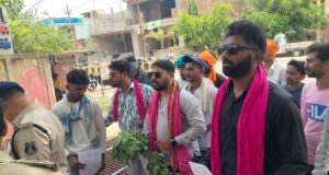 अघोषित बिजली कटौती के विरोध में विद्युत विभाग को बेशर्म का गुलदस्ता देने पहुंचे शमसुल, पुलिस से हुई झूमाझटकी