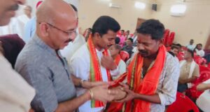 अंतर्राष्ट्रीय मजदूर दिवस पर भाजपा झुग्गी-झोपड़ी प्रकोष्ठ ने किया श्रमिकों का सम्मान, वृद्ध मजदूर बैसाखू राम को मंच पर दिया स्थान