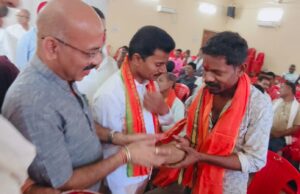 अंतर्राष्ट्रीय मजदूर दिवस पर भाजपा झुग्गी-झोपड़ी प्रकोष्ठ ने किया श्रमिकों का सम्मान, वृद्ध मजदूर बैसाखू राम को मंच पर दिया स्थान