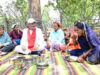 निर्माणाधीन पंचायत भवन के निरीक्षण के दौरान मुख्यमंत्री को श्रमिकों ने दिया भोजन का न्यौता : साथ बैठकर खाया बोरे बासी और आमा चटनी