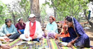 निर्माणाधीन पंचायत भवन के निरीक्षण के दौरान मुख्यमंत्री को श्रमिकों ने दिया भोजन का न्यौता : साथ बैठकर खाया बोरे बासी और आमा चटनी