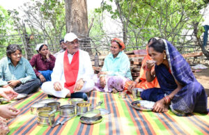 निर्माणाधीन पंचायत भवन के निरीक्षण के दौरान मुख्यमंत्री को श्रमिकों ने दिया भोजन का न्यौता : साथ बैठकर खाया बोरे बासी और आमा चटनी