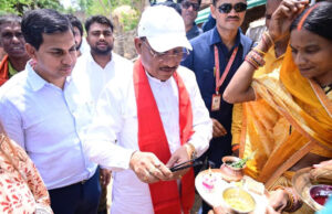 एक ग्रामीण का न्योता, मुख्यमंत्री का अपनापन – प्रधानमंत्री आवास से साकार हुआ सपना, मुख्यमंत्री ने कराया गृह प्रवेश