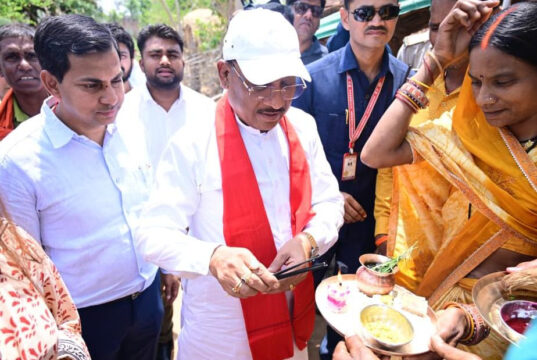 एक ग्रामीण का न्योता, मुख्यमंत्री का अपनापन – प्रधानमंत्री आवास से साकार हुआ सपना, मुख्यमंत्री ने कराया गृह प्रवेश