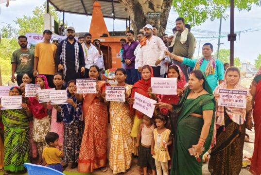 कोड़ीखाना भूमि मुक्तिकरण : जनहित में जमीन आरक्षित करने गूंजी आवाज, तीसरे चरण के धरने में उमड़े बसंतपुर वासी