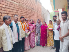 नवनिर्वाचित पंच को मिठाई खिलाकर दी बधाई