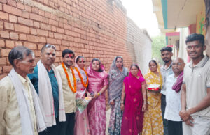 नवनिर्वाचित पंच को मिठाई खिलाकर दी बधाई
