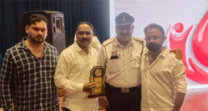 जरूरतमंदों के लिए फरिश्ता बने यूनुस अजनबी, रक्त अलंकरण सम्मान से नवाजे गए