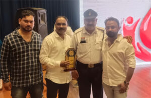 जरूरतमंदों के लिए फरिश्ता बने यूनुस अजनबी, रक्त अलंकरण सम्मान से नवाजे गए