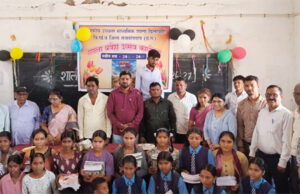 डिलापहरी स्कूल में शाला प्रवेश उत्सव, तिलक लगाकर हुआ नवप्रवेशी बच्चों का स्वागत