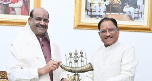 लोकसभा अध्यक्ष ओम बिरला ने मुख्यमंत्री विष्णु देव साय से की सौजन्य भेंट