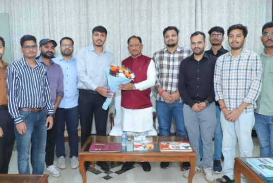 मुख्यमंत्री विष्णुदेव साय ने यूपीएससी प्रारंभिक परीक्षा में सफल ट्राइबल यूथ हॉस्टल के विद्यार्थियों से की मुलाकात