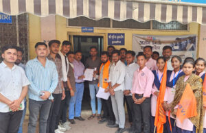 समस्याओं को लेकर अभाविप का हेमचंद यादव विश्व विद्यालय में प्रदर्शन, कुलपति के नाम सौंपा ज्ञापन
