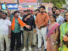 बरसते पानी के बीच फूटा राजपूत समाज का गुस्सा : मानव मंदिर चौक पर फूंका गृह मंत्री का पुतला, फास्ट ट्रैक कोर्ट और बुलडोजर कार्रवाई की मांग