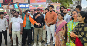 बरसते पानी के बीच फूटा राजपूत समाज का गुस्सा : मानव मंदिर चौक पर फूंका गृह मंत्री का पुतला, फास्ट ट्रैक कोर्ट और बुलडोजर कार्रवाई की मांग