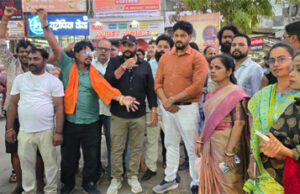 बरसते पानी के बीच फूटा राजपूत समाज का गुस्सा : मानव मंदिर चौक पर फूंका गृह मंत्री का पुतला, फास्ट ट्रैक कोर्ट और बुलडोजर कार्रवाई की मांग
