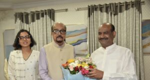 राज्यपाल रमेन डेका ने किया लोकसभा अध्यक्ष बिड़ला का आत्मीय स्वागत