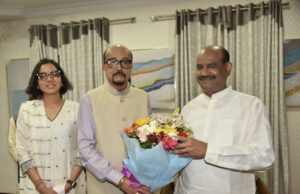 राज्यपाल रमेन डेका ने किया लोकसभा अध्यक्ष बिड़ला का आत्मीय स्वागत