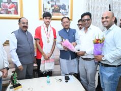 मुख्यमंत्री विष्णुदेव साय ने स्वर्ण पदक विजेता हॉकी खिलाड़ी अवि मानिकपुरी का किया सम्मान