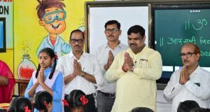 शाला प्रवेश उत्सव में स्कूल शिक्षा मंत्री गजेन्द्र यादव ने किया स्मार्ट क्लास का लोकार्पण, बच्चों संग प्रार्थना एवं मंत्रोच्चारण में हुए शामिल