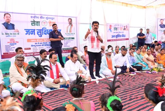 उप मुख्यमंत्री विजय शर्मा ने बोड़ागांव में ग्रामीणों के बीच चौपाल लगाकर किया संवाद