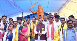 कैबिनेट मंत्री नेताम ने शहादत दिवस पर वीरांगना रानी दुर्गावती की प्रतिमा पर माल्यार्पण कर श्रद्धांजलि अर्पित की एवं शहीद वीर नारायण सिंह की प्रतिमा का किया अनावरण