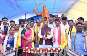 कैबिनेट मंत्री नेताम ने शहादत दिवस पर वीरांगना रानी दुर्गावती की प्रतिमा पर माल्यार्पण कर श्रद्धांजलि अर्पित की एवं शहीद वीर नारायण सिंह की प्रतिमा का किया अनावरण