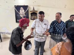 अधिकमास की अमावस्या के अवसर पर जरूरतमंदों को भोजन के साथ साथ जरूरत की सामग्री का वितरण