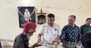 अधिकमास की अमावस्या के अवसर पर जरूरतमंदों को भोजन के साथ साथ जरूरत की सामग्री का वितरण