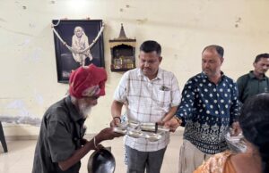 अधिकमास की अमावस्या के अवसर पर जरूरतमंदों को भोजन के साथ साथ जरूरत की सामग्री का वितरण