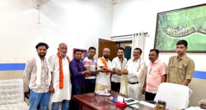 रेलवे स्टेशन पर जीवनदान सेवा संस्था की रात्रिकालीन नि:शुल्क जल सेवा संपन्न, स्टेशन मास्टर का किया गया सम्मान