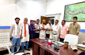 रेलवे स्टेशन पर जीवनदान सेवा संस्था की रात्रिकालीन नि:शुल्क जल सेवा संपन्न, स्टेशन मास्टर का किया गया सम्मान