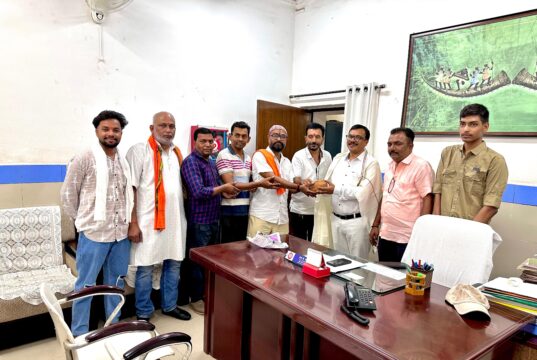 रेलवे स्टेशन पर जीवनदान सेवा संस्था की रात्रिकालीन नि:शुल्क जल सेवा संपन्न, स्टेशन मास्टर का किया गया सम्मान