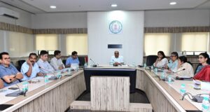 मुख्य सचिव ने सीएम हेल्पलाइन में संवेदनशीलता से काम करने के दिए निर्देश