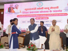 त्री के हाथों मेधावी छात्रा को मिली 2 लाख रुपये की सहायता