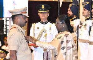 वित्त मंत्री श्री ओपी चौधरी ने शौर्य चक्र से सम्मानित छत्तीसगढ़ पुलिस के जांबाज अधिकारियों को दी बधाई